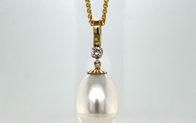 Freshwater pearl and diamond pendant/EJ175