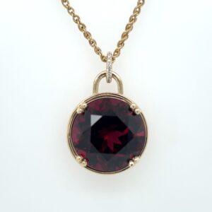Garnet and diamond pendant/28151026