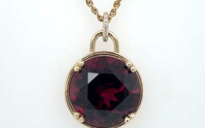 Garnet and diamond pendant/28151026