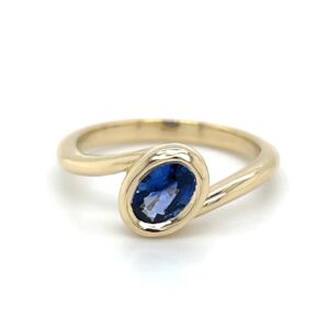 Blue sapphire offset oval ring/283926