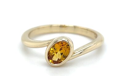Yellow sapphire offset oval ring/284926