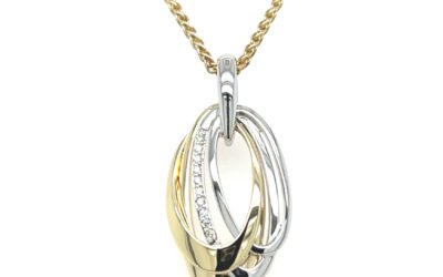 Layered oval gold and diamond pendant/31-04769