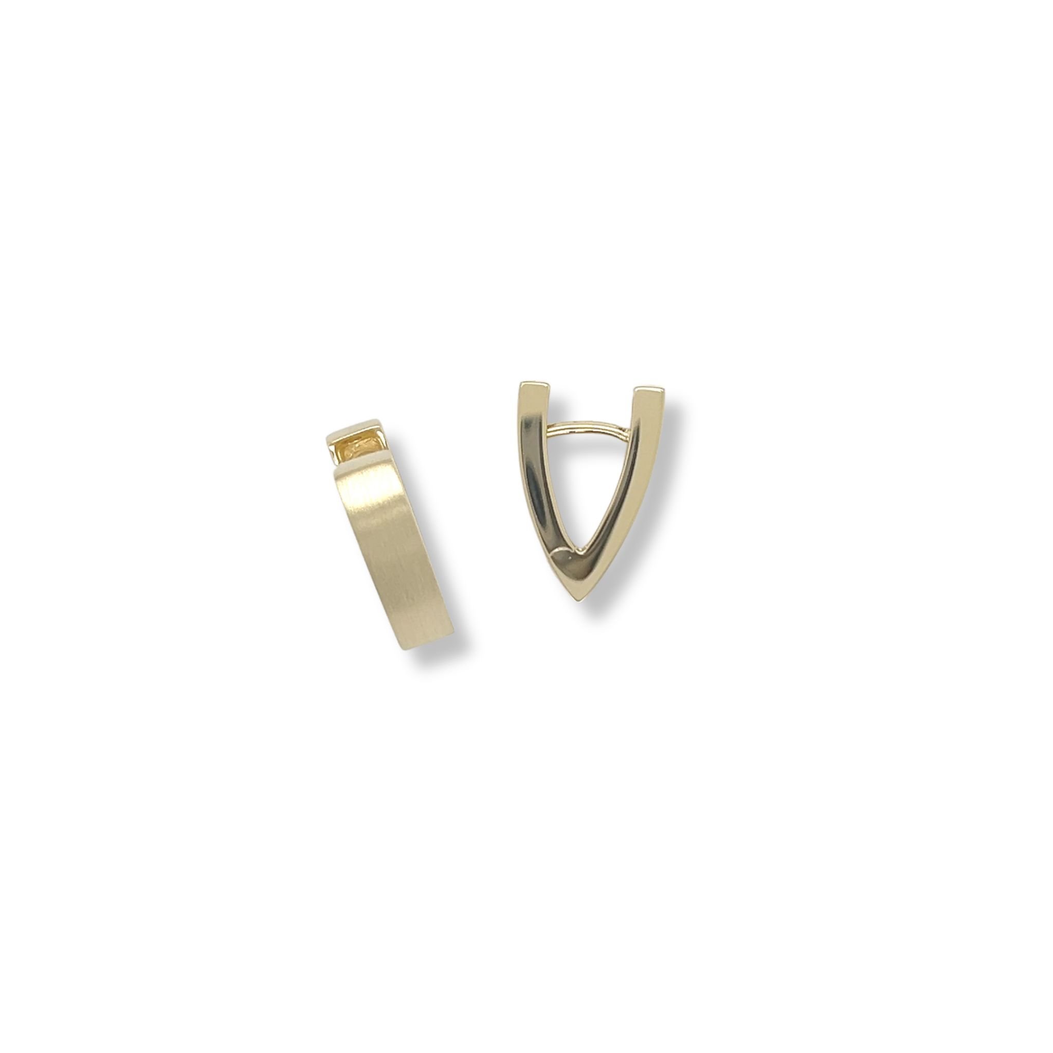 V-shaped huggie hoops/06-03521